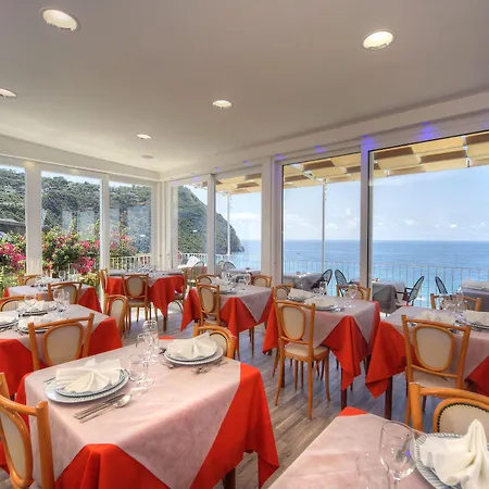 In Bb - With Breathtaking Views, Near Poseidon For Singles 伊斯基亚
